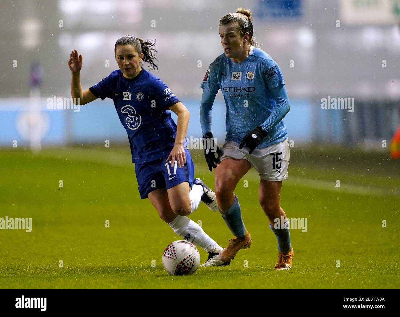 Chelsea Jessie Fleming (links) und Manchester City Lauren Hemp kämpfen um den Ball während der FA Continental Tyres League Cup Viertelfinale im Academy Stadium, Manchester. Bilddatum: Mittwoch, 20. Januar 2021. Stockfoto