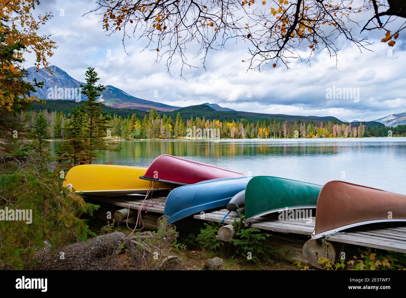Beauvert See in Jasper, Kanada, Kanadischer See beliebt für Kanu. Im kanadischen Rockies Jasper Nationalpark Stockfoto