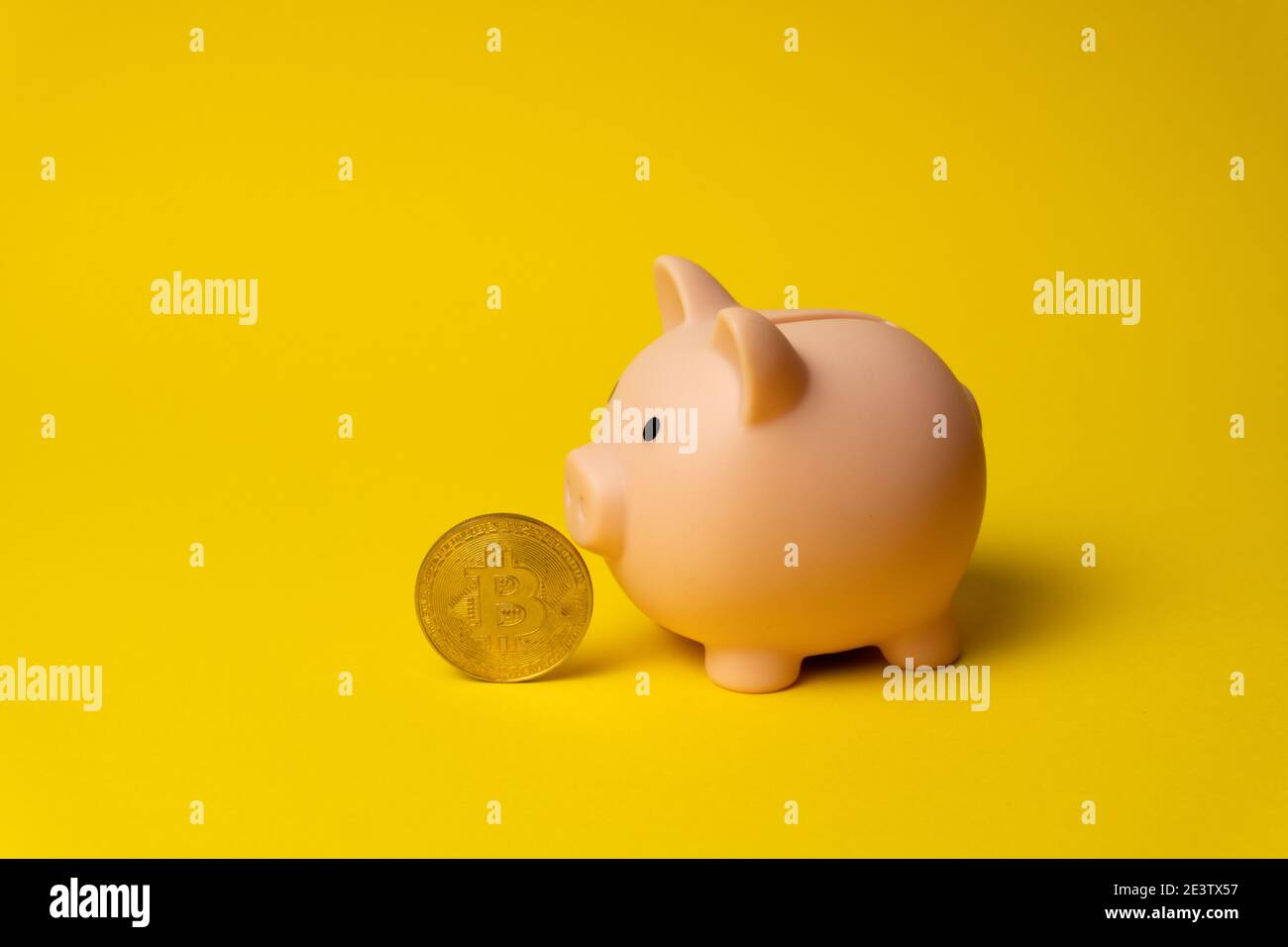 Kryptowährung Bitcoin in der Nähe Sparschwein Geldkasten als Symbol der Finanz Revolution Stockfoto