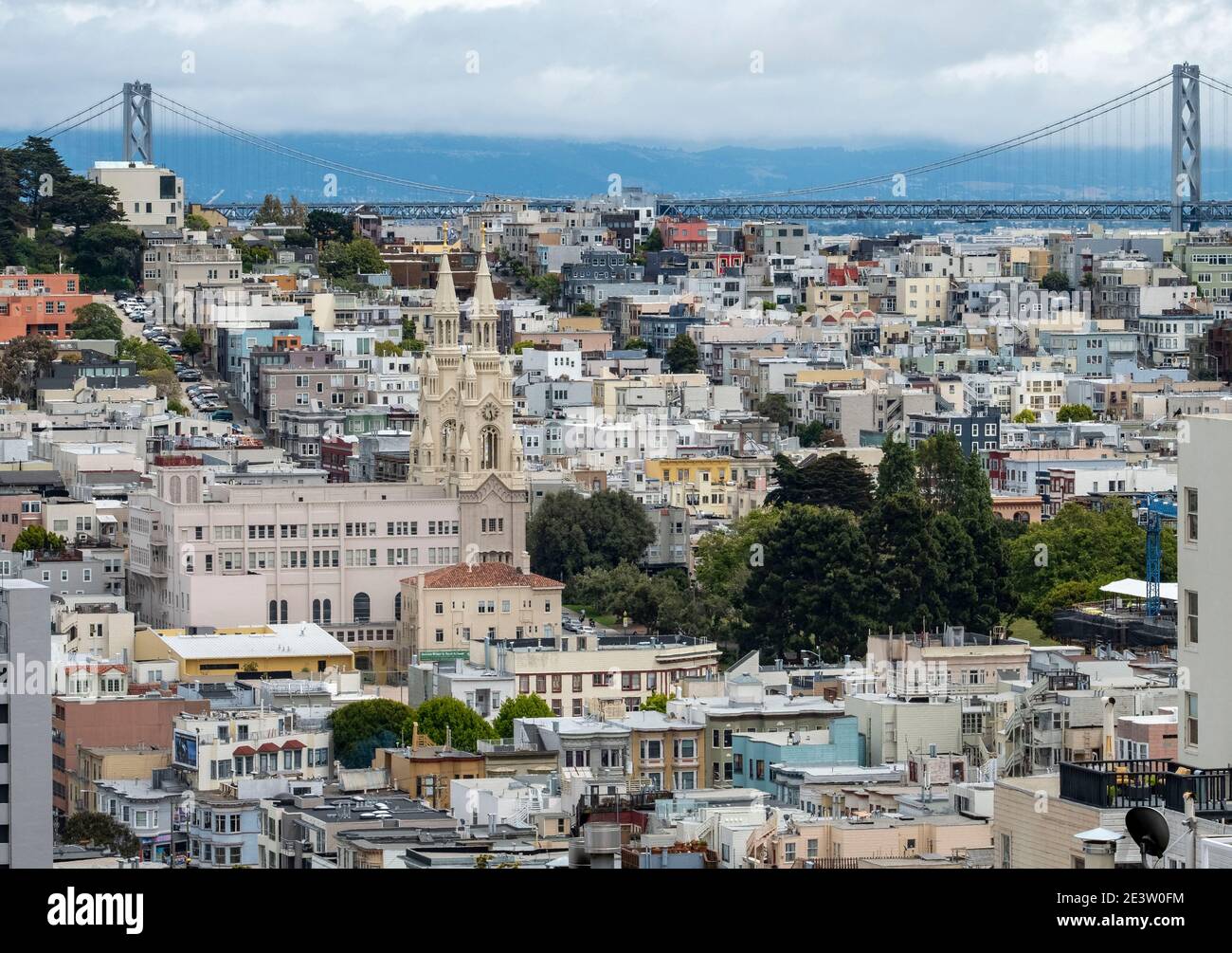 Ein Blick auf die Saints Peter and Paul Church im North Beach Viertel von San Francisco, Kalifornien, USA Stockfoto