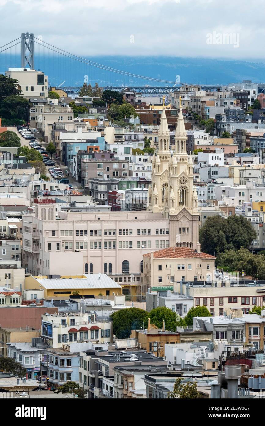 Ein Blick auf die Saints Peter and Paul Church im North Beach Viertel von San Francisco, Kalifornien, USA Stockfoto