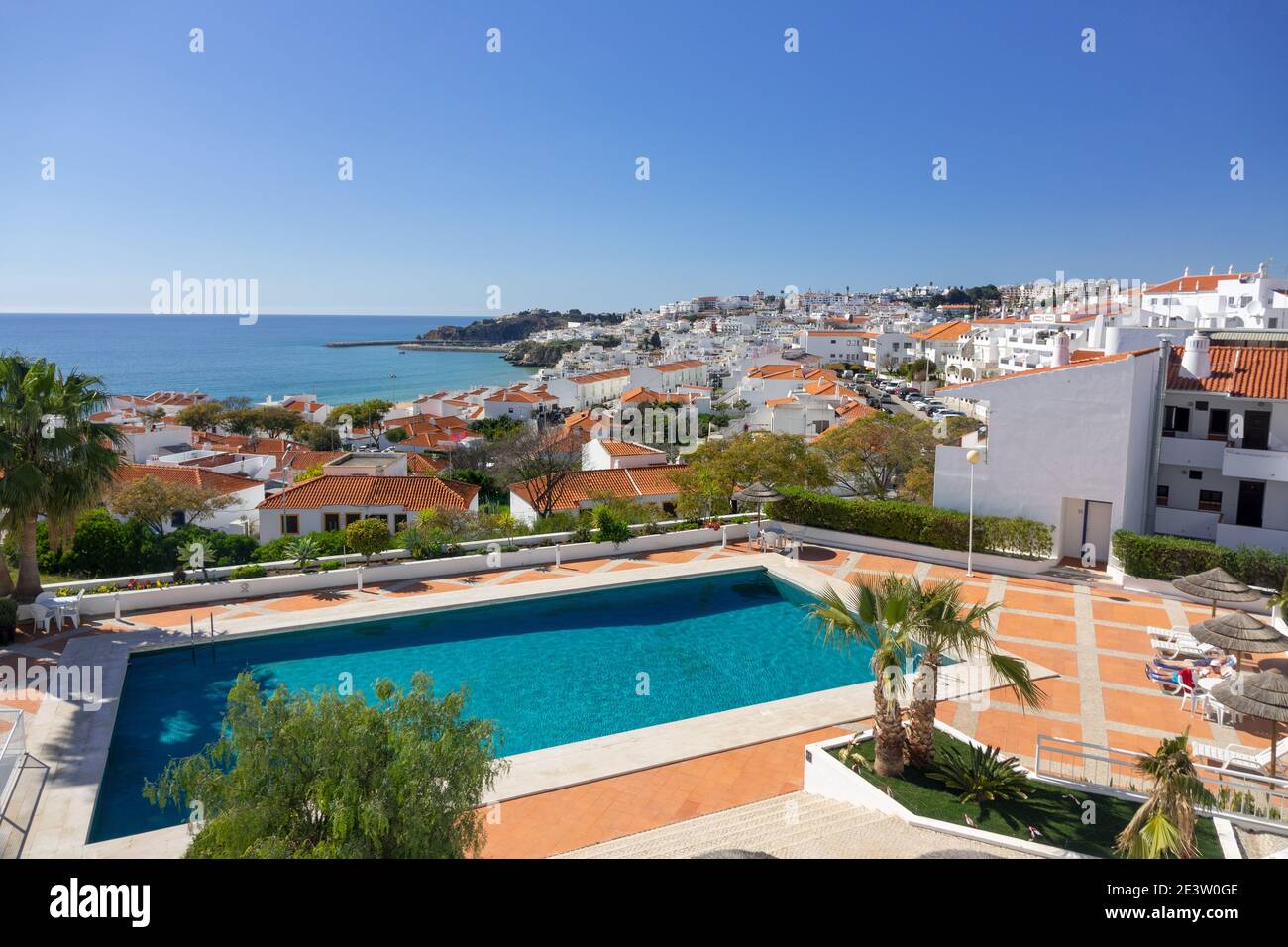 Albufeira Blick Nach Westen Von Den Upper Town Hotels Bis Zum Altstadt Von Albufeira Stadtbild Ferienunterkünfte Mit Meerblick Die Algarve Portugal Stockfoto