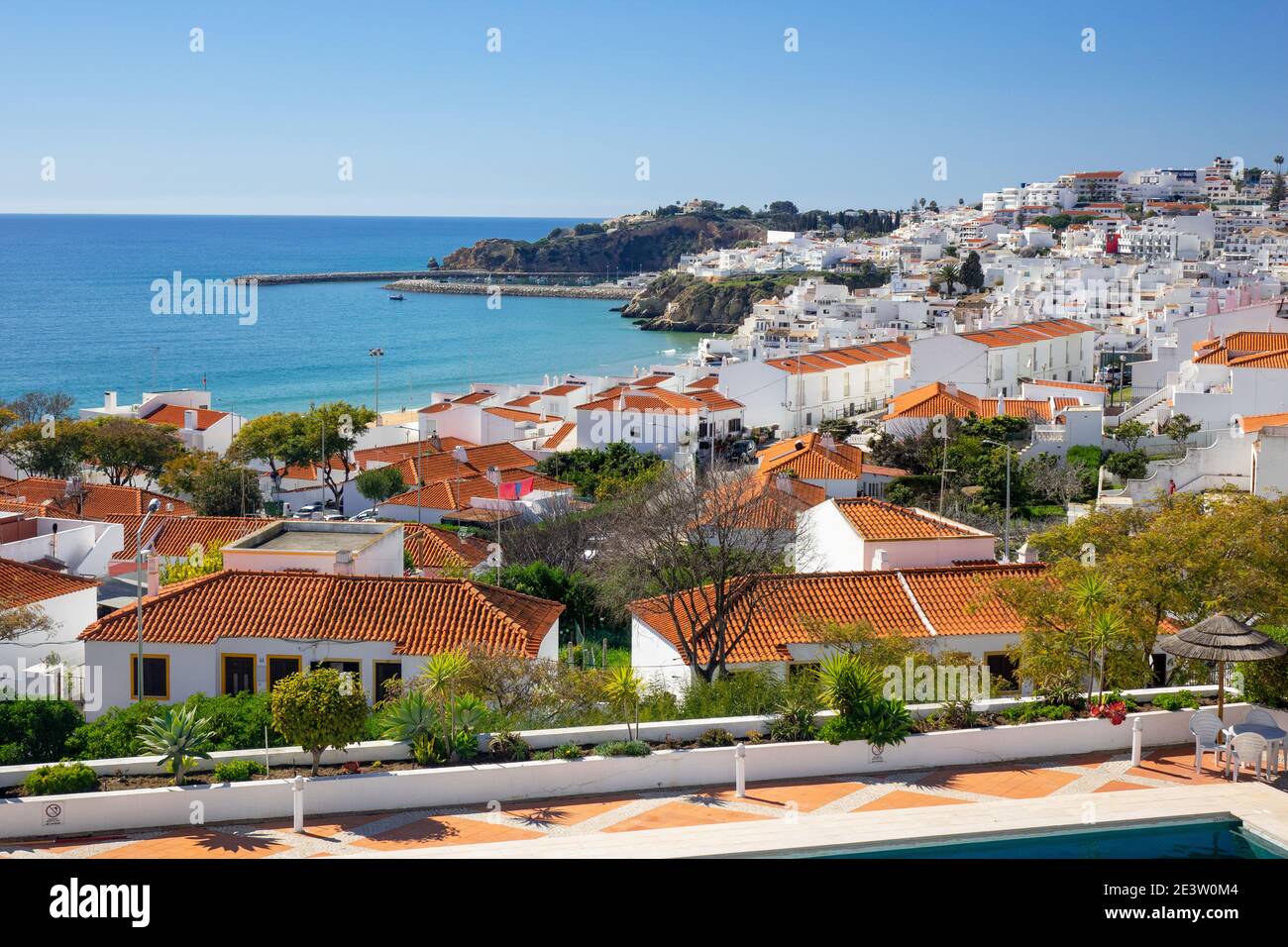 Albufeira Mit Blick Nach Westen Über Die Ziegeldächer Zur Altstadt Von Albufeira Stadtbild Ferienunterkünfte Mit Meerblick An Der Algarve Portugal Stockfoto