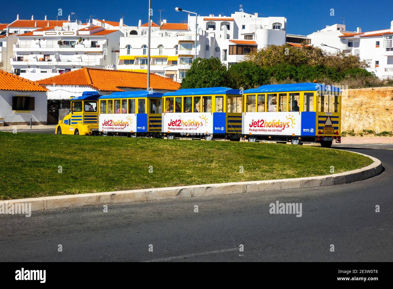 Albufeira Tourist Train Road Fahrzeug Transport Von Touristen Rund Um Albufeira, Wird Der Trolley-Zug Von Jet2 Holidays Gesponsert. Stockfoto