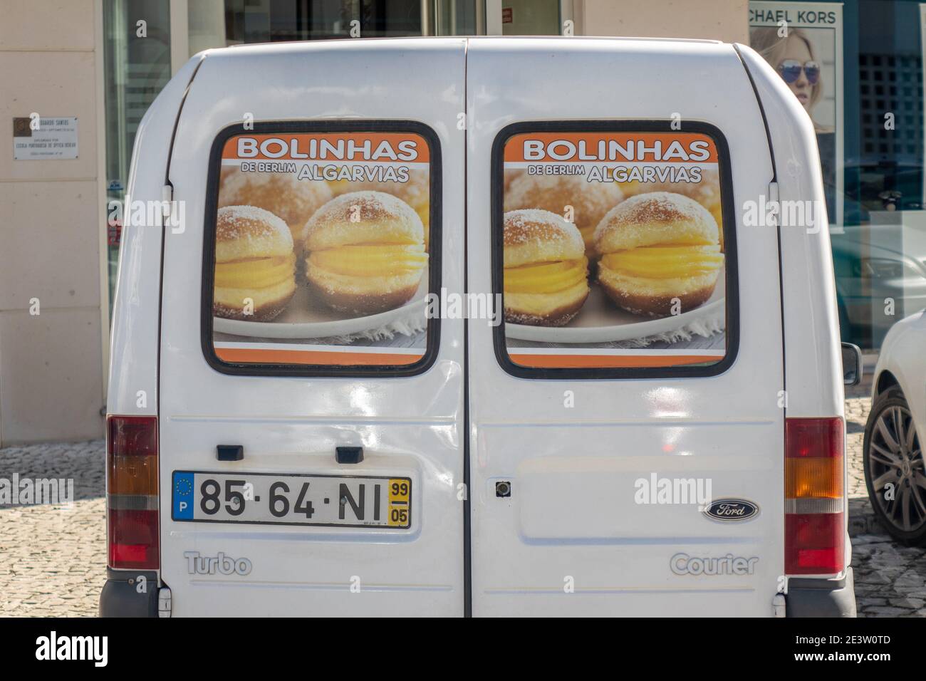 Backwaren Lieferung Van Werbung Portugiesisch Bola de Berlim EIN Donut mit einem Ei Custard Füllung, das Fahrzeug EIN Ford Turbo Courier Van in Albufeira geparkt Stockfoto