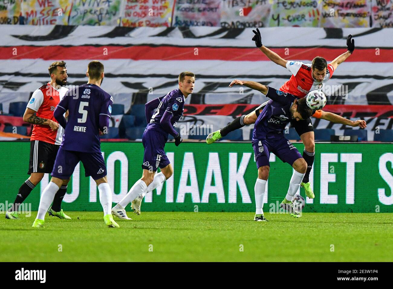 ROTTERDAM, NIEDERLANDE - JANUAR 20: Robin Propper von Herakles Almelo, Uros Spajic von Feyenoord während des niederländischen KNVB Cup-Spiels zwischen Feyenoord und Stockfoto