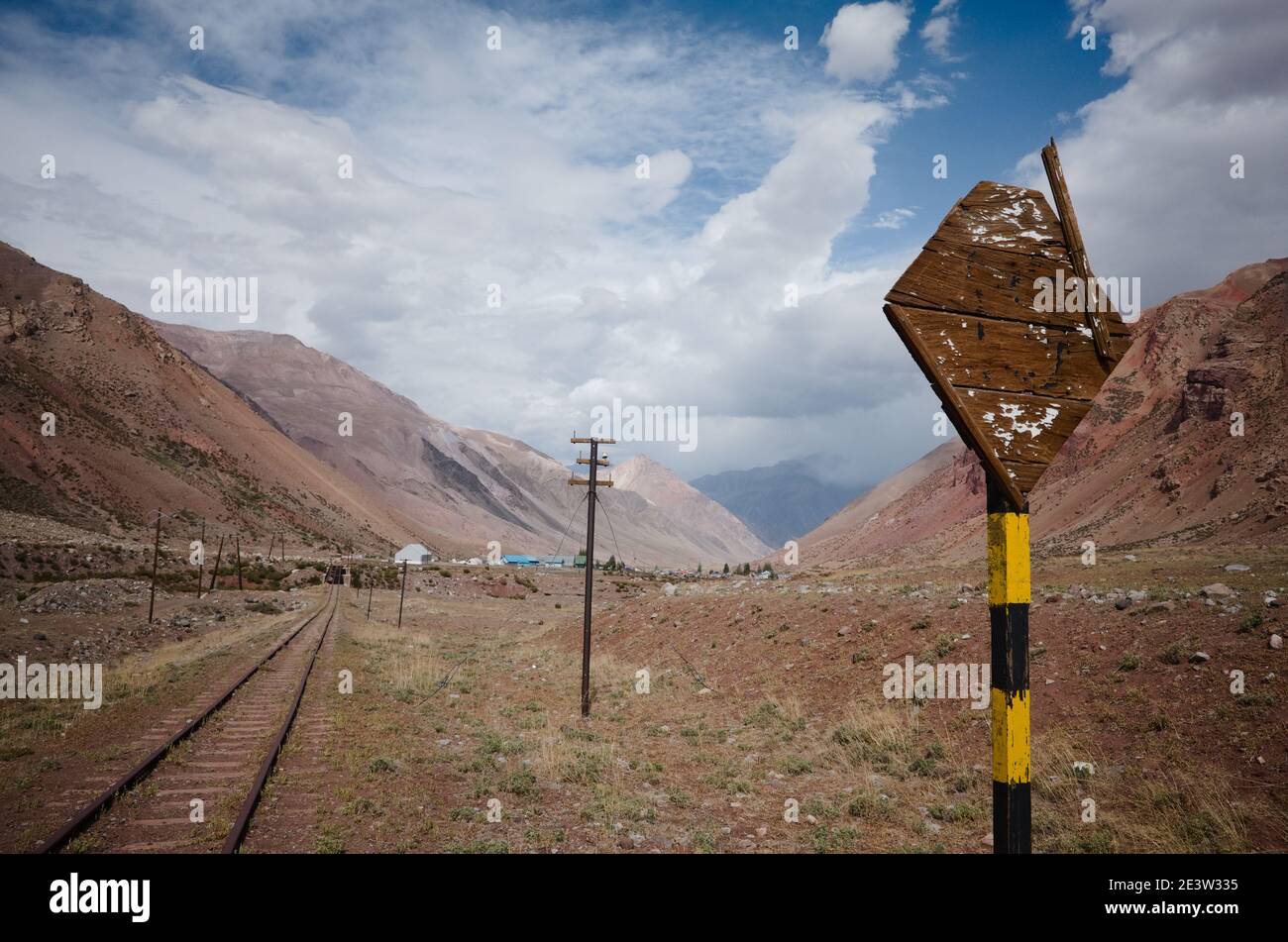 Beschädigtes Eisenbahnstraßenschild in der Nähe der alten verlassenen Eisenbahn in der Wüste in den Anden in der Nähe des Dorfes Puente del Inca, Provinz Mendoza, Argentinien Stockfoto