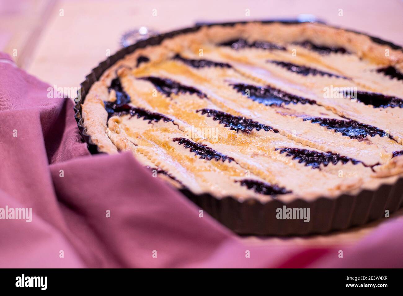 Hausgemachte Blaubeermarmelade Pie Nahaufnahme mit rosa Tuch, Seitenansicht, selektiver Fokus. Valentine Dessert Idee. Stockfoto