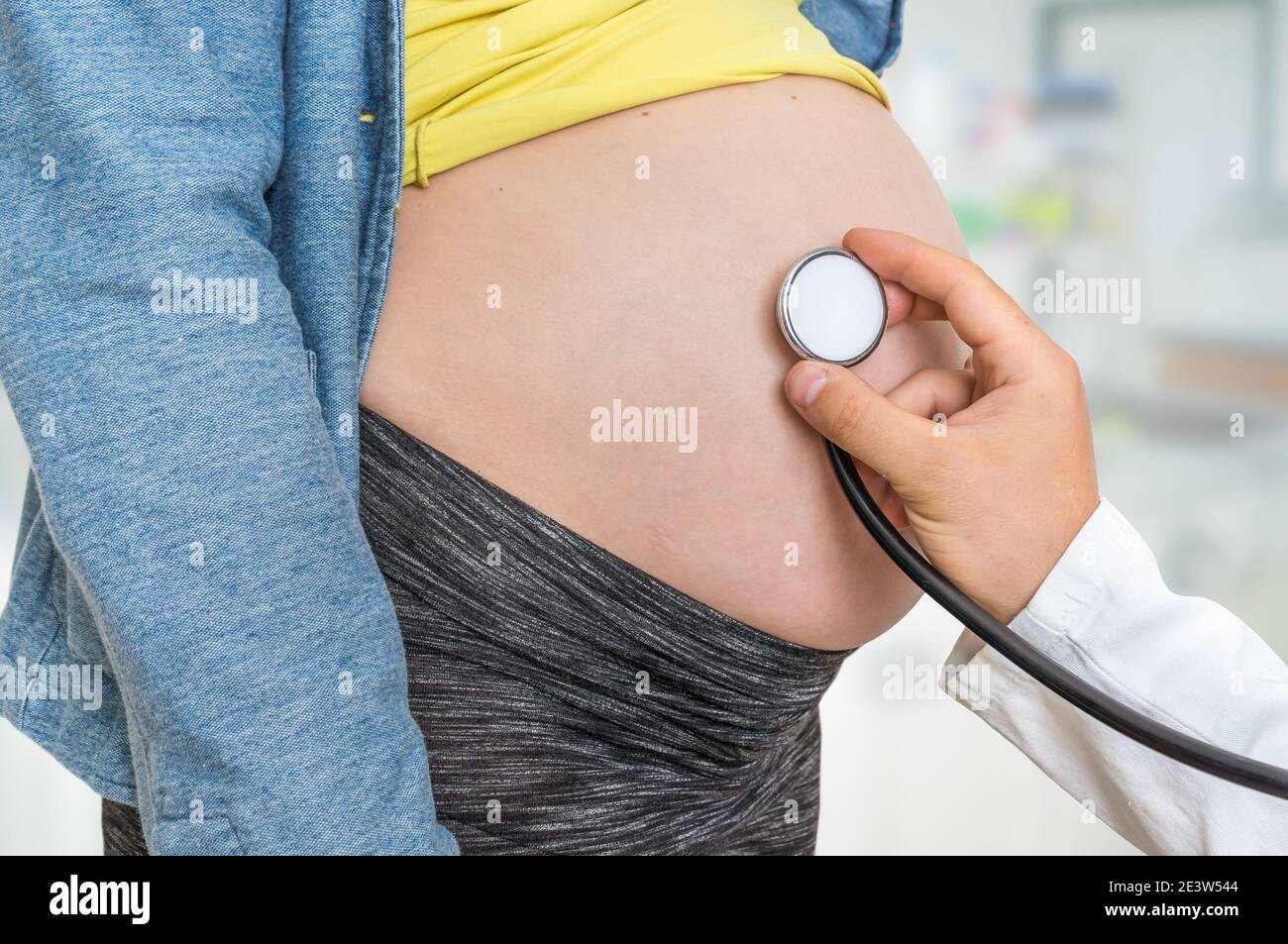 Kinderarzt Arzt mit Stethoskop hört Herzschlag Baby Schwangere Frau -  Schwangerschaft Konzept Stockfotografie - Alamy