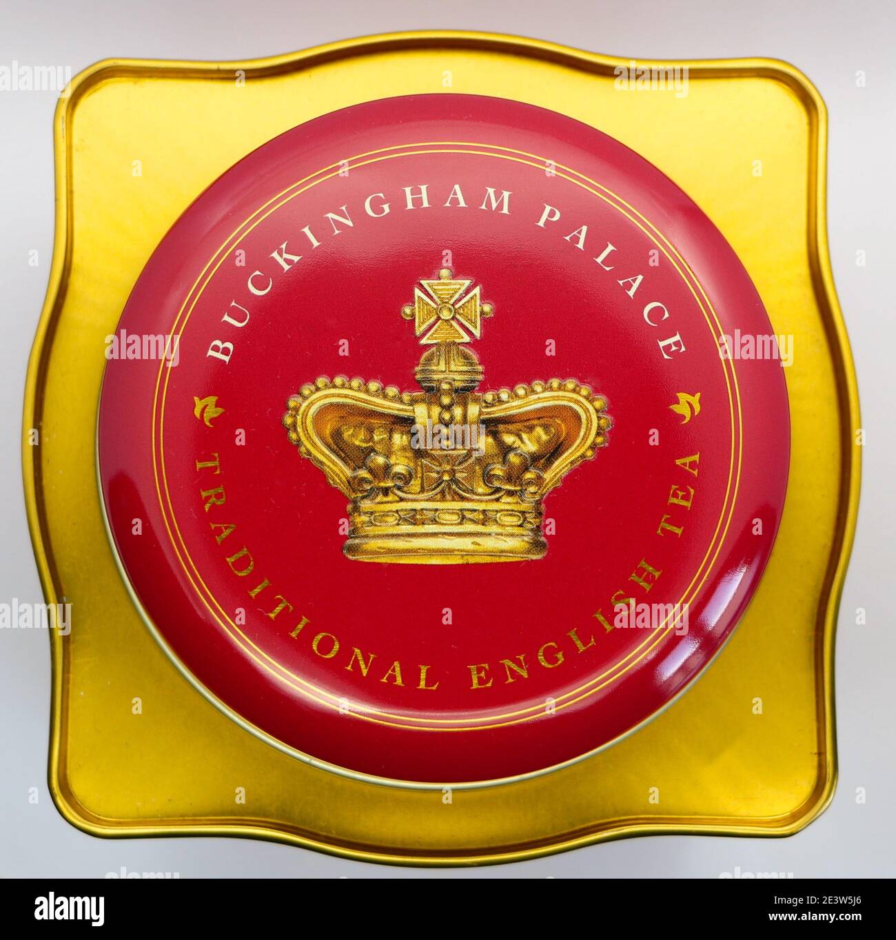 Foto eines traditionellen englischen Teebeutels, der in einer roten und goldenen Blechbox als Souvenir aus Buckingham Palace London England UK von oben verkauft wird Stockfoto