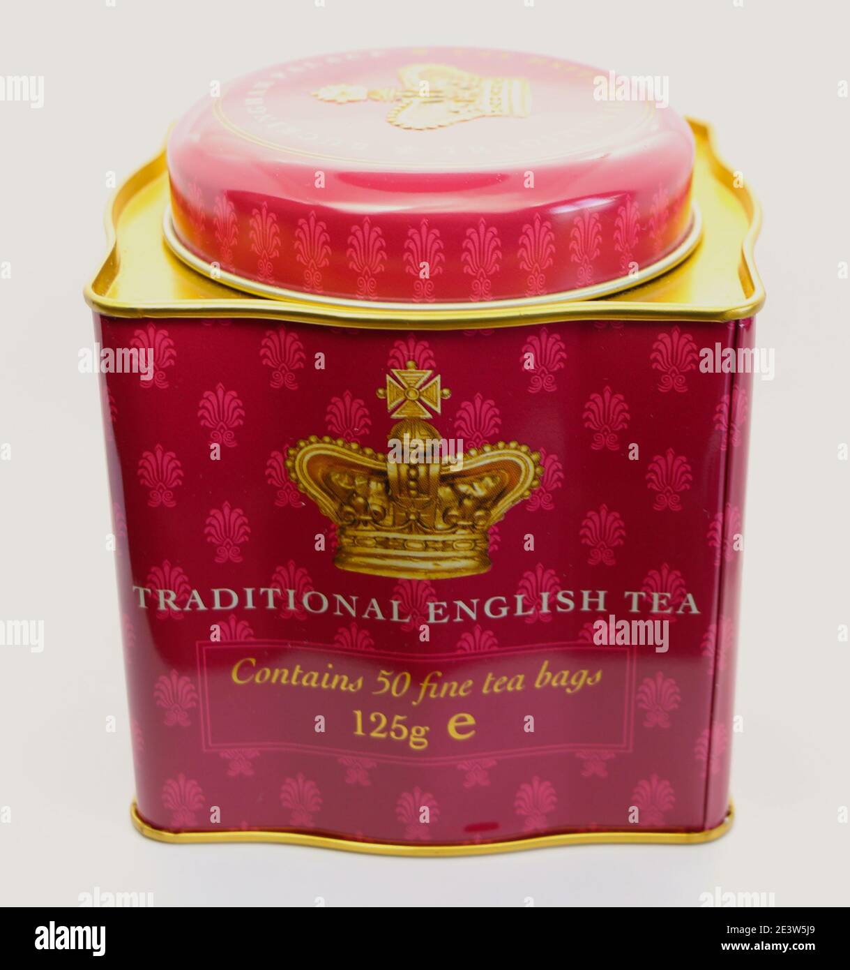 Foto eines traditionellen englischen Teebeutels in einer rot-goldenen Blechbox als Souvenir Buckingham Palace London England UK Seitenansicht Stockfoto