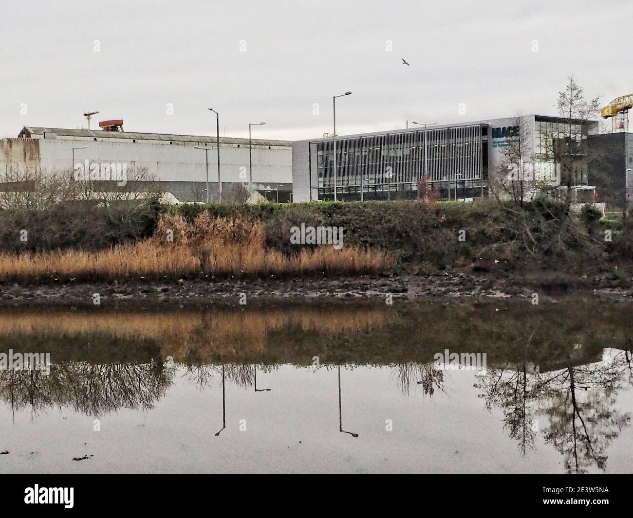 Das NIACE Forschungszentrum betrachtete Acroo Conn's Water, Belfast, Nordirland Stockfoto