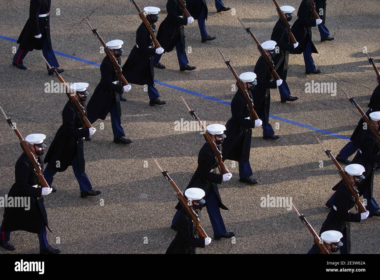 Eine historische Militärparade geht auf der Pennsylvania Avenue während der 59. Präsidenteneinweihungsparty in Washington, D.C., USA, am Mittwoch, 20. Januar 2021. Biden wird an seinem ersten Tag als Präsident eine umfassende Reform der Einwanderung vorschlagen, einschließlich eines verkürzten Weges zur US-Staatsbürgerschaft für Migranten ohne Papiere - eine vollständige Umkehr von Donald Trumps Einwanderungsbeschränkungen und -Niederlagen, die jedoch mit großen Hinderungsgründen im Kongress konfrontiert ist. Foto von Al Drago/Pool/ABACAPRESS.COM Stockfoto