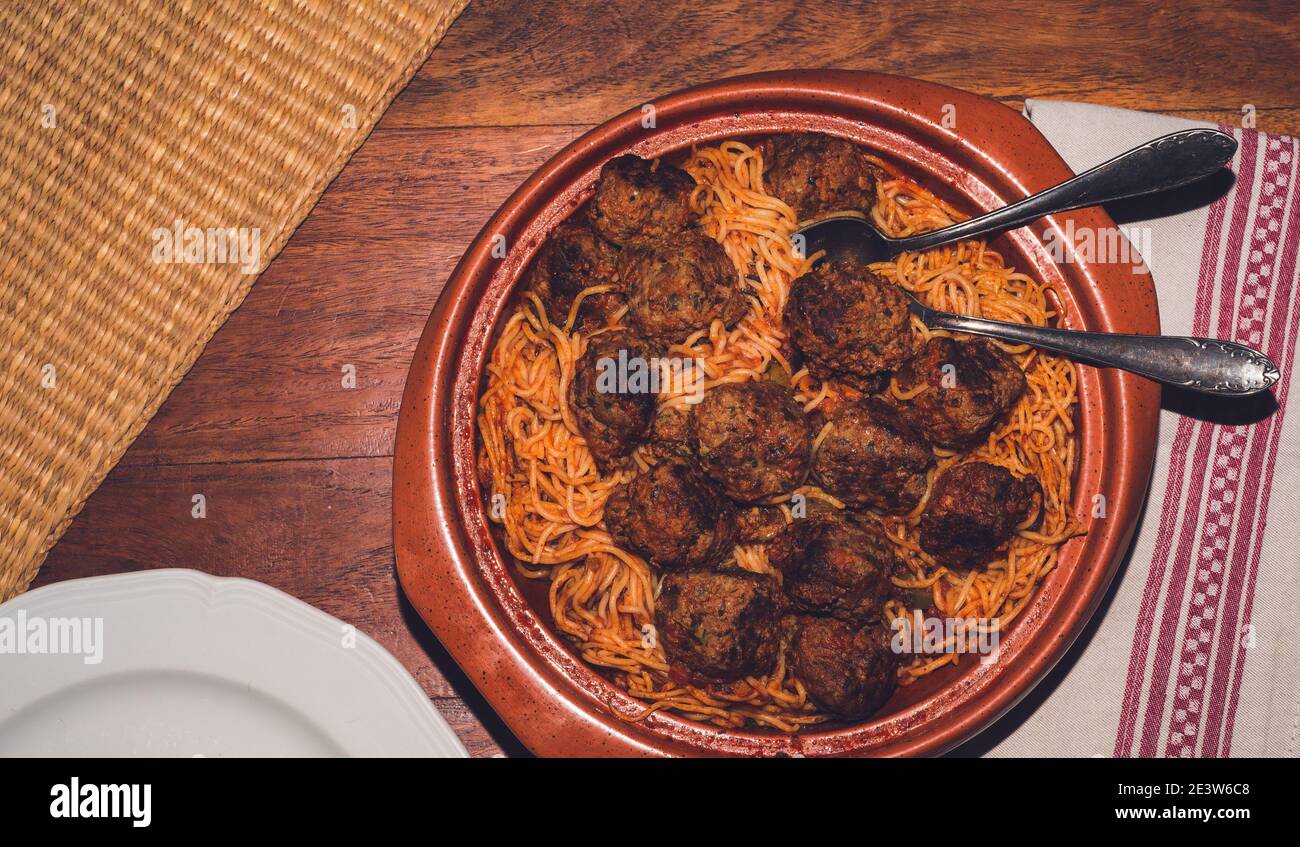 Gericht mit Spaghetti und Fleischbällchen auf einem Holztisch Stockfoto