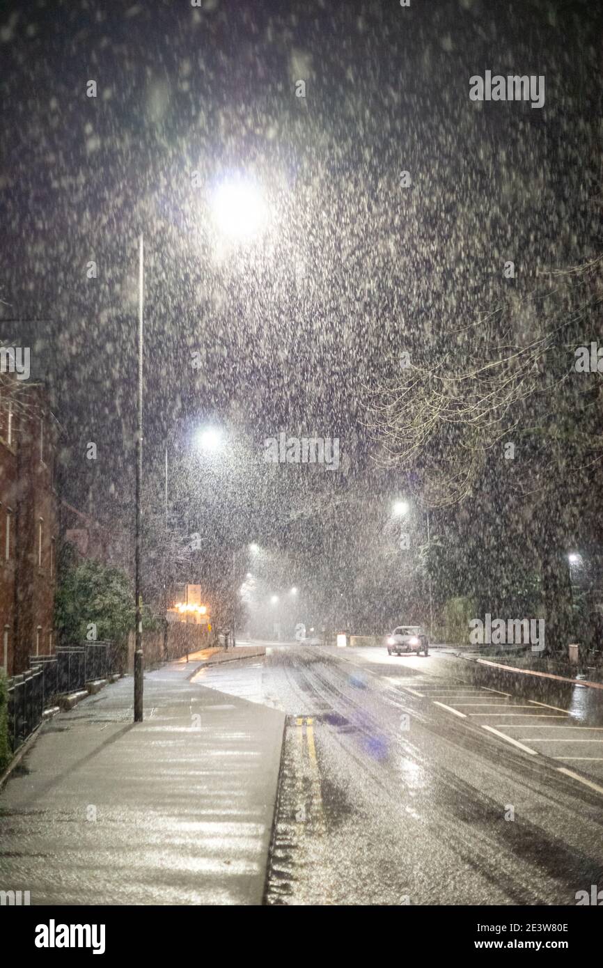 Bolton, England, Großbritannien. Januar 2021. Sturm Christoph bringt Schnee nach Bolton und in die umliegenden Gebiete im Nordwesten Englands und dreht sich winterlich, nachdem er Teile des Landes für die letzten 24 Stunden mit Regen überflute. Auf der Market Street in Stoneclough beginnt erheblicher Schnee zu liegen. Quelle: Callum Fraser/Alamy Live News Stockfoto