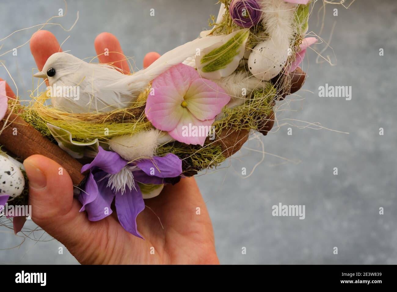 Osterdekor mit Blumen und einer Vogelperspektive. Haus Dekoration Frühjahr Konzept. Stockfoto