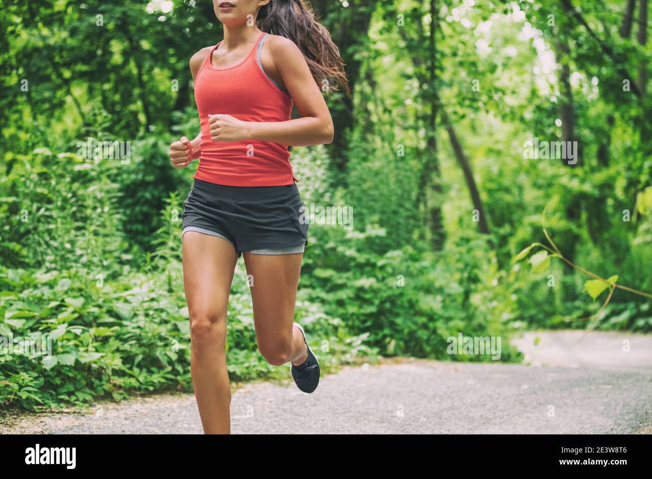 Frau Läuferin auf Stadt laufen Marathon Rennen Laufen Joggen im Freien im Sommer aktiven Sport Lebensstil. Gesundes Leben. Stockfoto