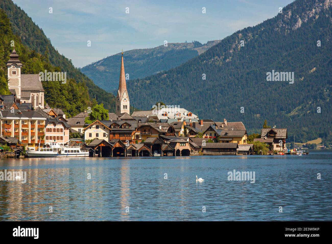 Klassischer Dorfblick Postkarte Winkel, evangelische Pfarrkirche in Hallstatt, österreichische Landschaften Stockfoto