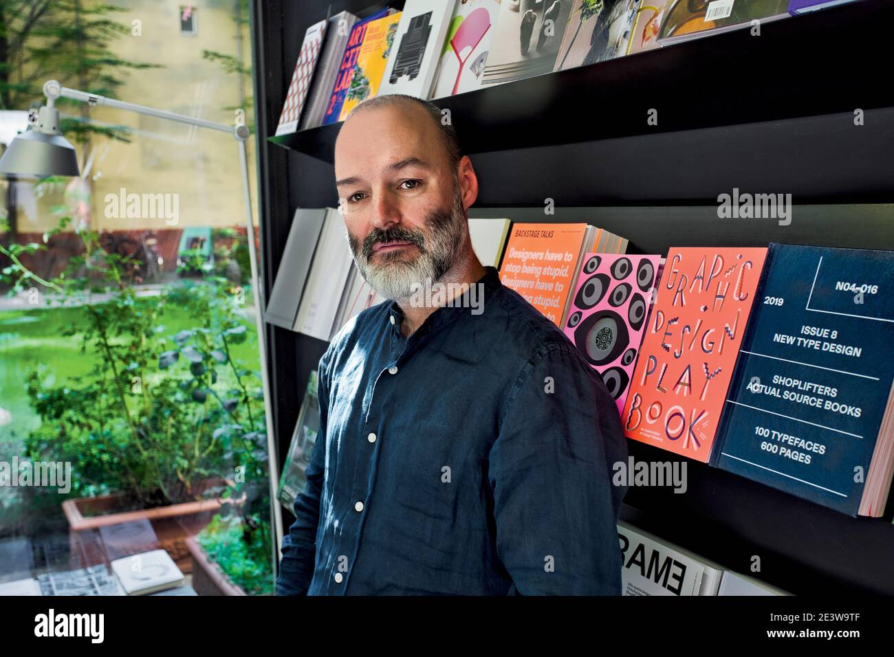 DEUTSCHLAND / Berlin /Buchhandlungen/ Mark Kieessling Inhaber der Do you read me Buchhandlung in Berlin . Stockfoto