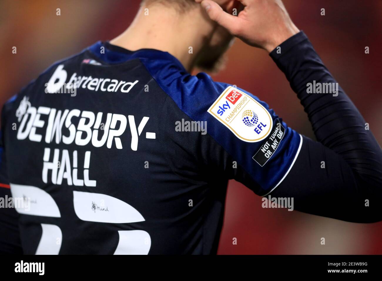 Eine detaillierte Ansicht eines Anti-Rassismus-Emblems am Arm der Kiernan Dewsbury-Hall von Luton Town während des Sky Bet Championship-Spiels im Brentford Community Stadium, Brentford. Bilddatum: Mittwoch, 20. Januar 2021. Stockfoto