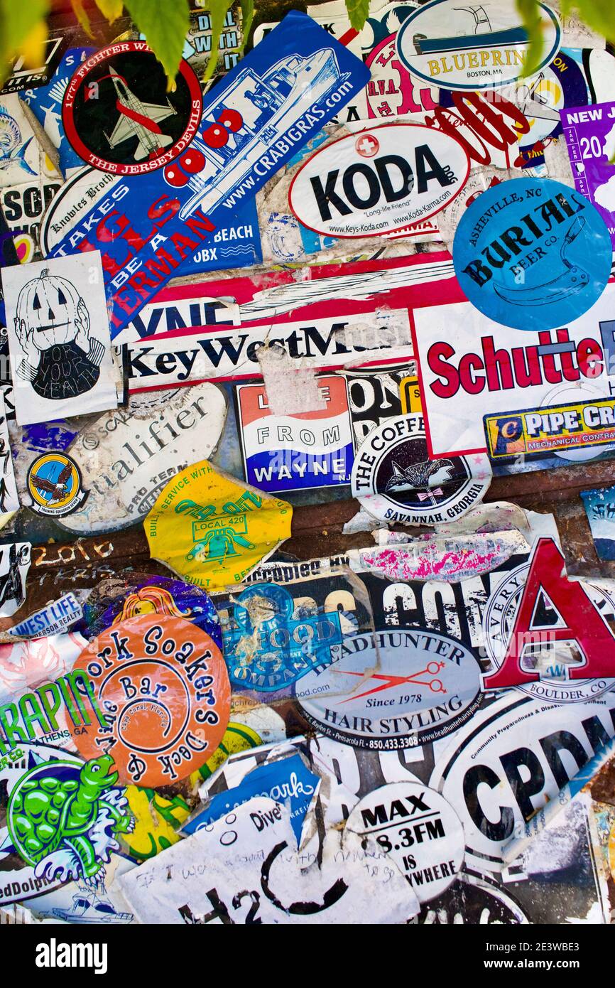 Massiver Rahmen einer Sammlung von Aufklebern und Stoßfänger Aufkleber in Key West, FL, USA. Berühmte Destination Lage. Stockfoto