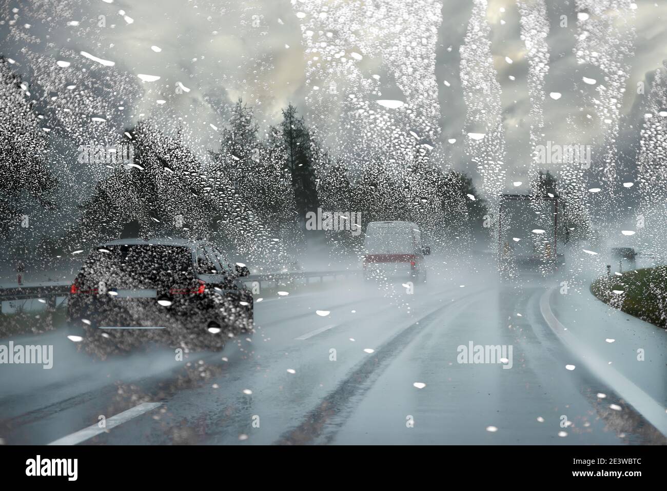 Regen-nasse Windschutzscheibe blockiert die Sicht auf die Straße / gefährlich Verschwommenes Auto bei regnerischem Wetter Stockfoto