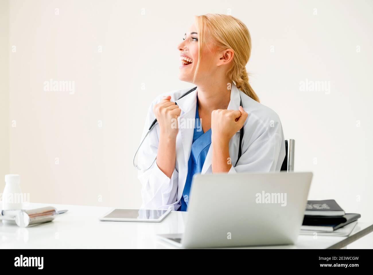 Gerne erfolgreiche Frau Doktor fühlt sich herrlich im Krankenhaus oder medizinisches Institut während der Arbeit an medizinischen Bericht im Büro. Erfolg Konzept. Stockfoto