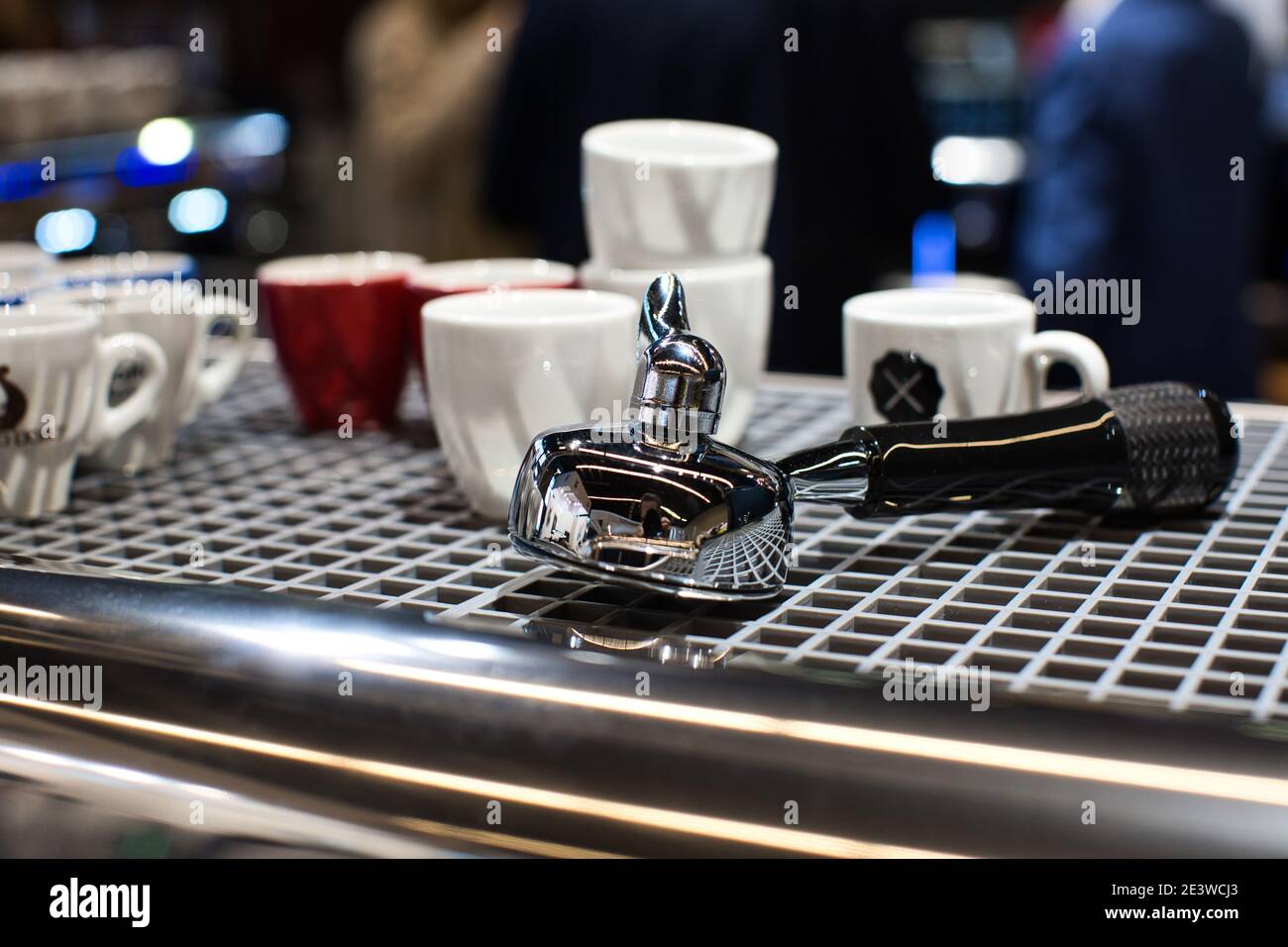 Kaffeevollautomat, Portafilter. Detailansicht auf dem Portafilter einer handelsüblichen Espressomaschine Stockfoto