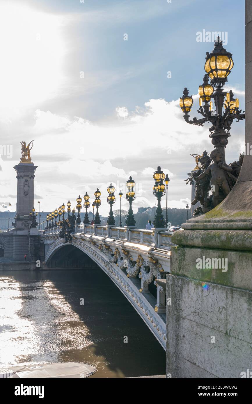 Paris, Frankreich - 12 30 2020: Quays of the seine. Blick auf das Hotel ungültig von Alexander III Brücke während Weihnachten und Neujahr Stockfoto