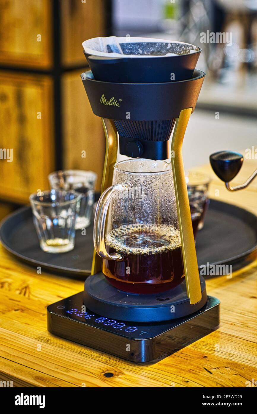 Kaffeefilter auf Waage Stockfoto
