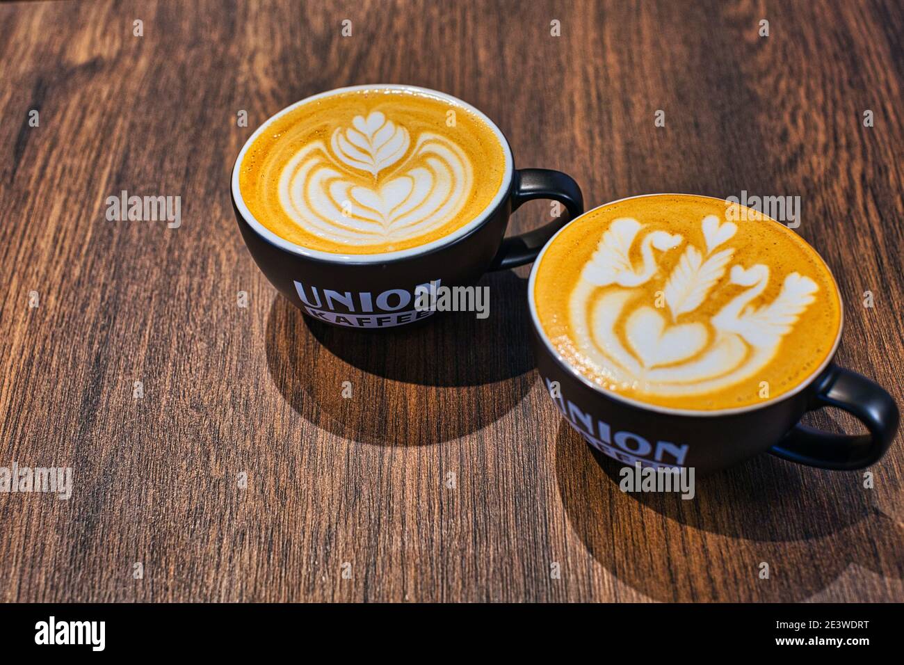 Latte Art Kaffee auf Holzhintergrund Stockfoto