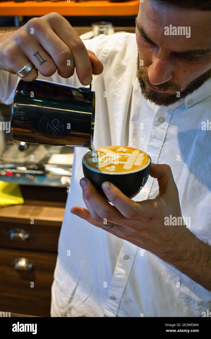 Yuri Marschall Latte Art Champion aus Deutschland Gießen gedämpfte Milch in Kaffeetasse Herstellung Latte Art. Stockfoto