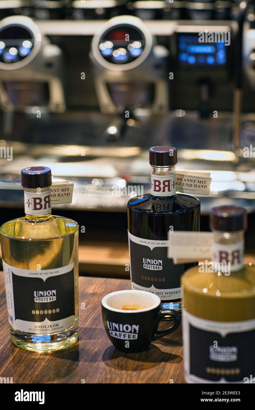 Verschiedene Flaschen Kaffeelikör auf Holztisch Stockfoto