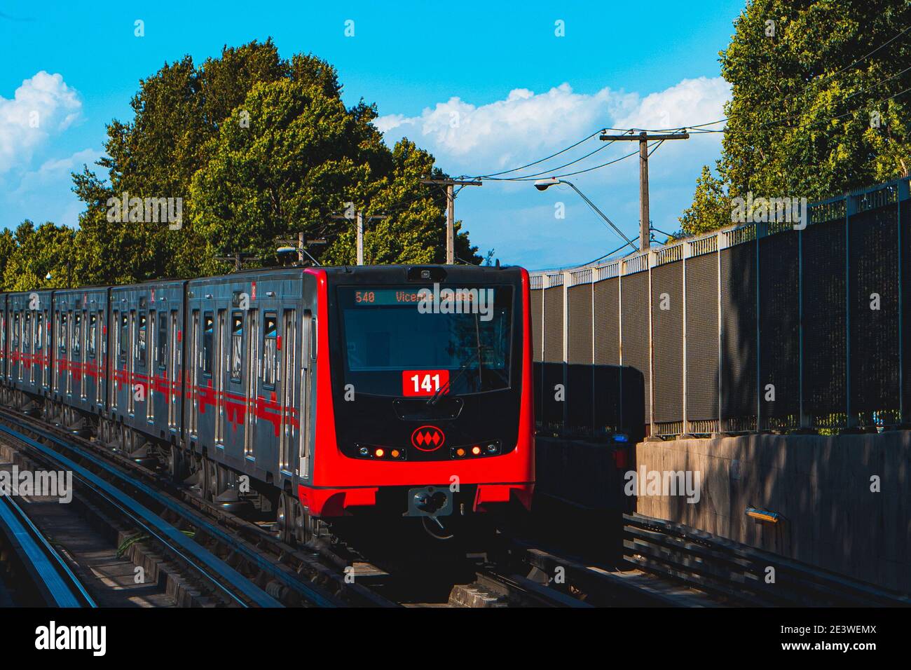 Santiago, Chile - Januar 2021: Ein Zug der Metro de Santiago an der Linie 5 Stockfoto