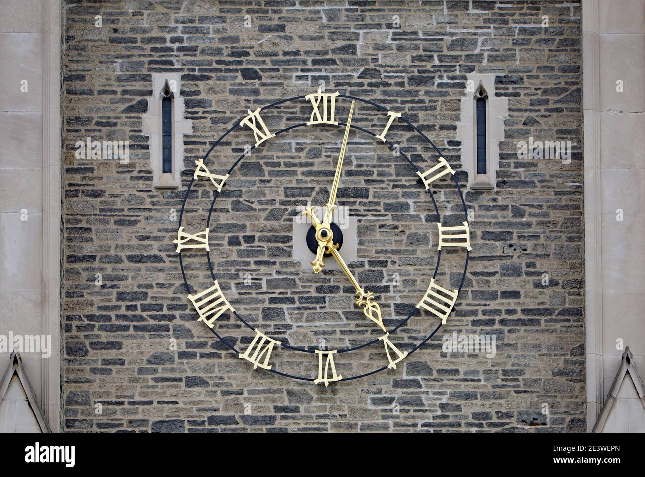 Uhrenturm mit römischen Ziffern Stockfoto
