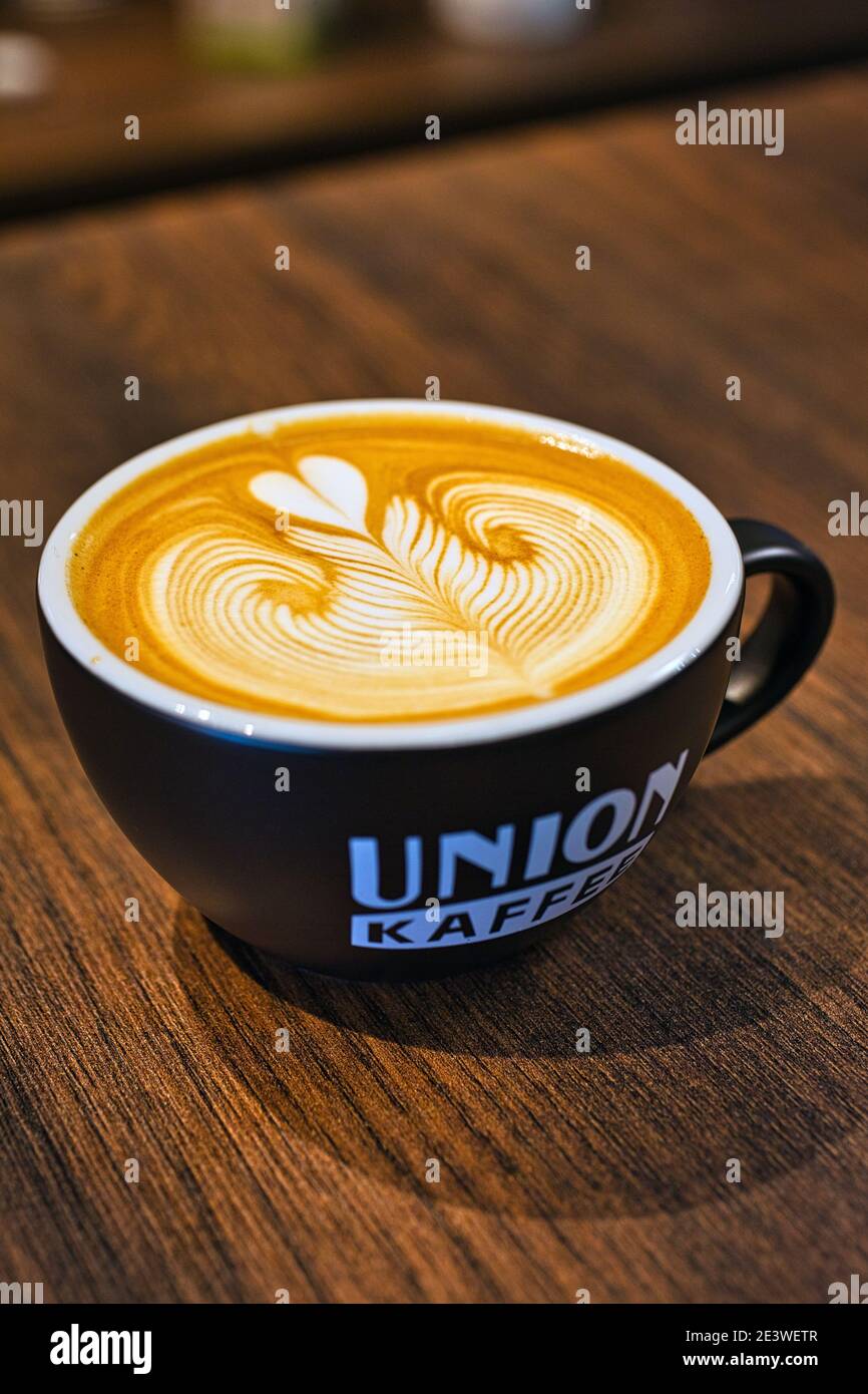 Latte Art Kaffee auf Holztisch Stockfoto