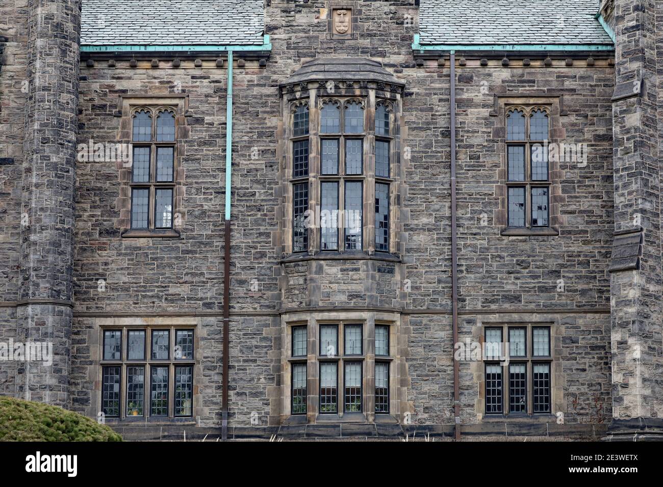 Fassade eines gotischen College-Gebäudes mit Erkerfenster, Trinity College an der Universität von Toronto Stockfoto