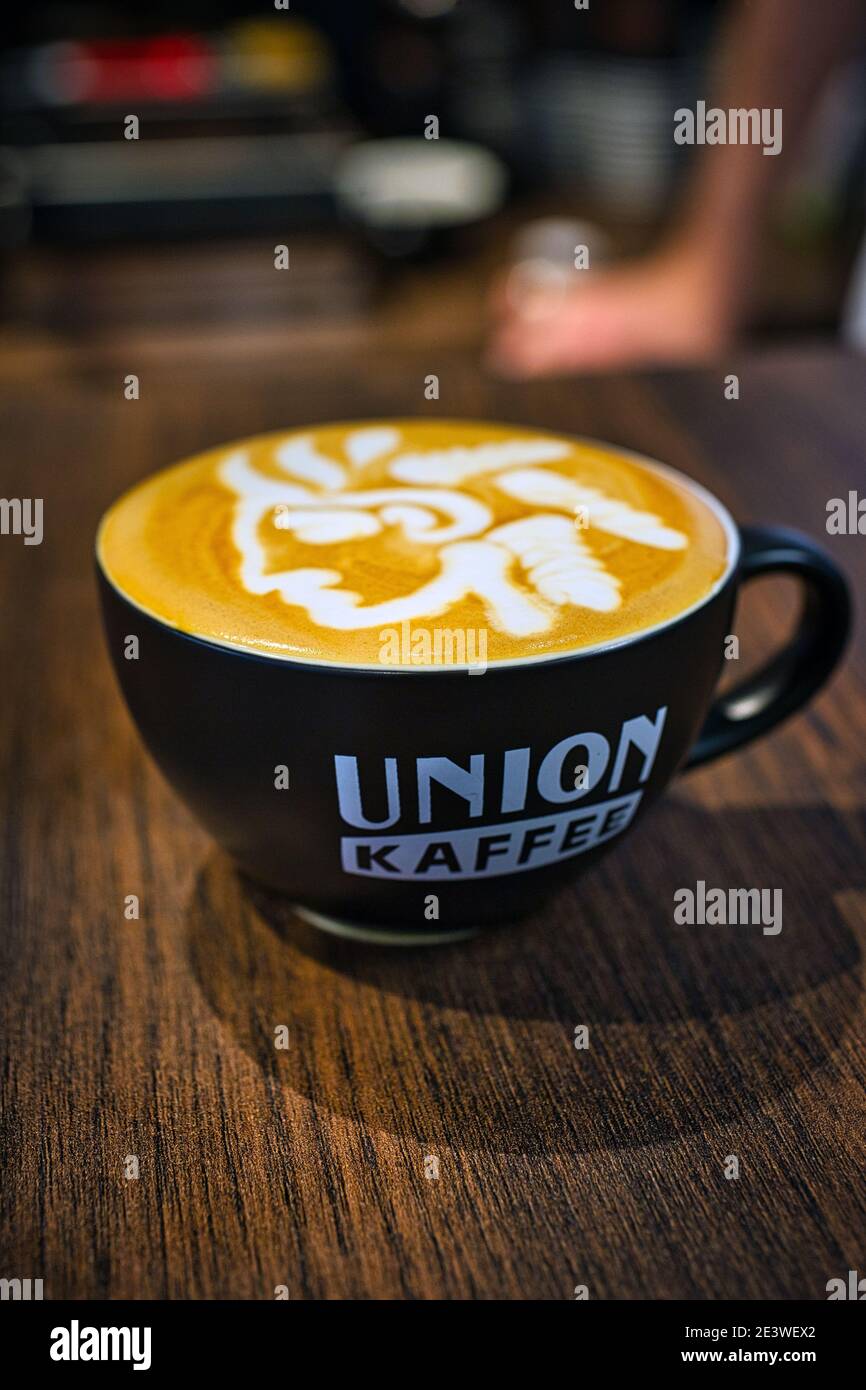 Latte Art Kaffee auf Holztisch Stockfoto