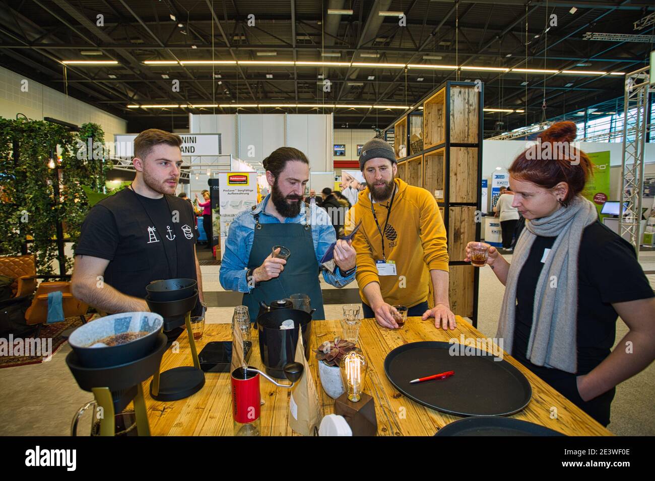 Coffee Tasting Herausforderung, wo die Teilnehmer müssen verschiedene identifizieren Schmeckt und riecht während der Cup Tasting Championship in Deutschland Stockfoto