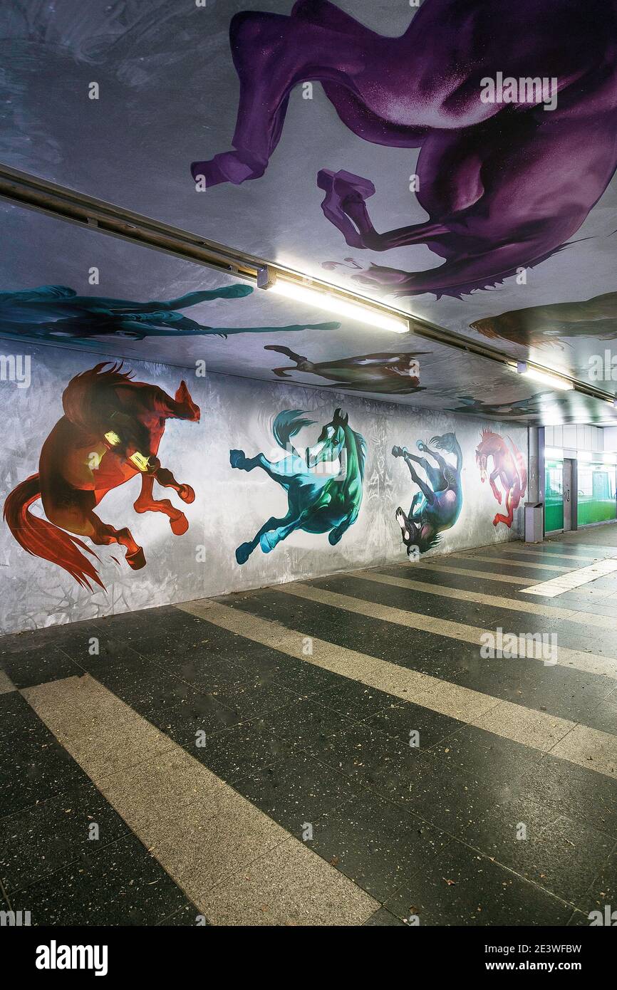 der deutsche Graffiti-Künstler Case maclaim setzt sein Wandbild in Frankfurt auf S-Bahn-Tunnel.U-Bahn-Station Ostendstrasse Stockfoto