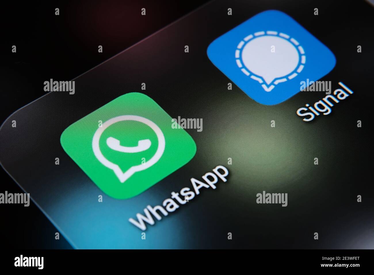 Signal- und WhatsApp-Apps und verschwommener Finger über ihnen. Die Apps wechseln Popularität in den Vereinigten Staaten aufgrund von secu Stockfoto