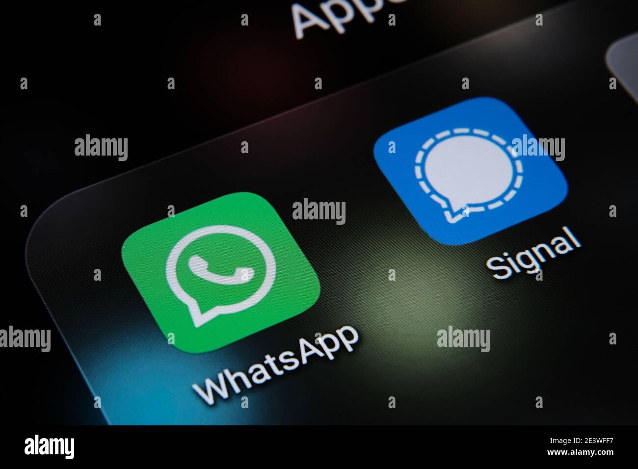 Signal- und WhatsApp-Apps und verschwommener Finger über ihnen. Die Apps wechseln Popularität in den Vereinigten Staaten aufgrund von secu Stockfoto