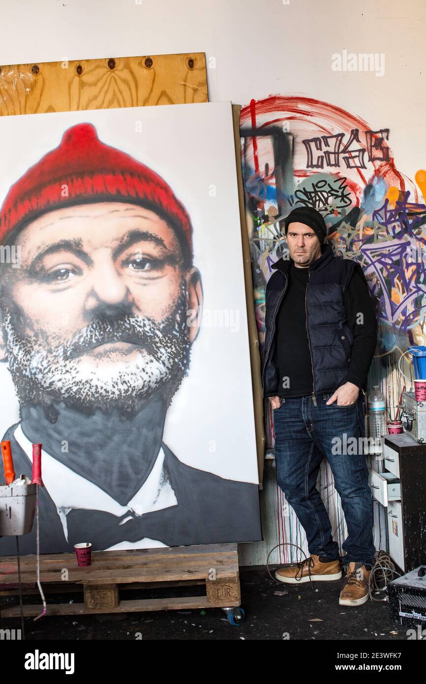 Graffiti-Künstler mit seinem Kunstwerk in seinem Atelier, Frankfurt Main, Deutschland Stockfoto