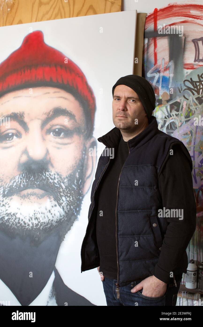 Graffiti-Künstler mit seinem Kunstwerk in seinem Atelier, Frankfurt Main, Deutschland Stockfoto