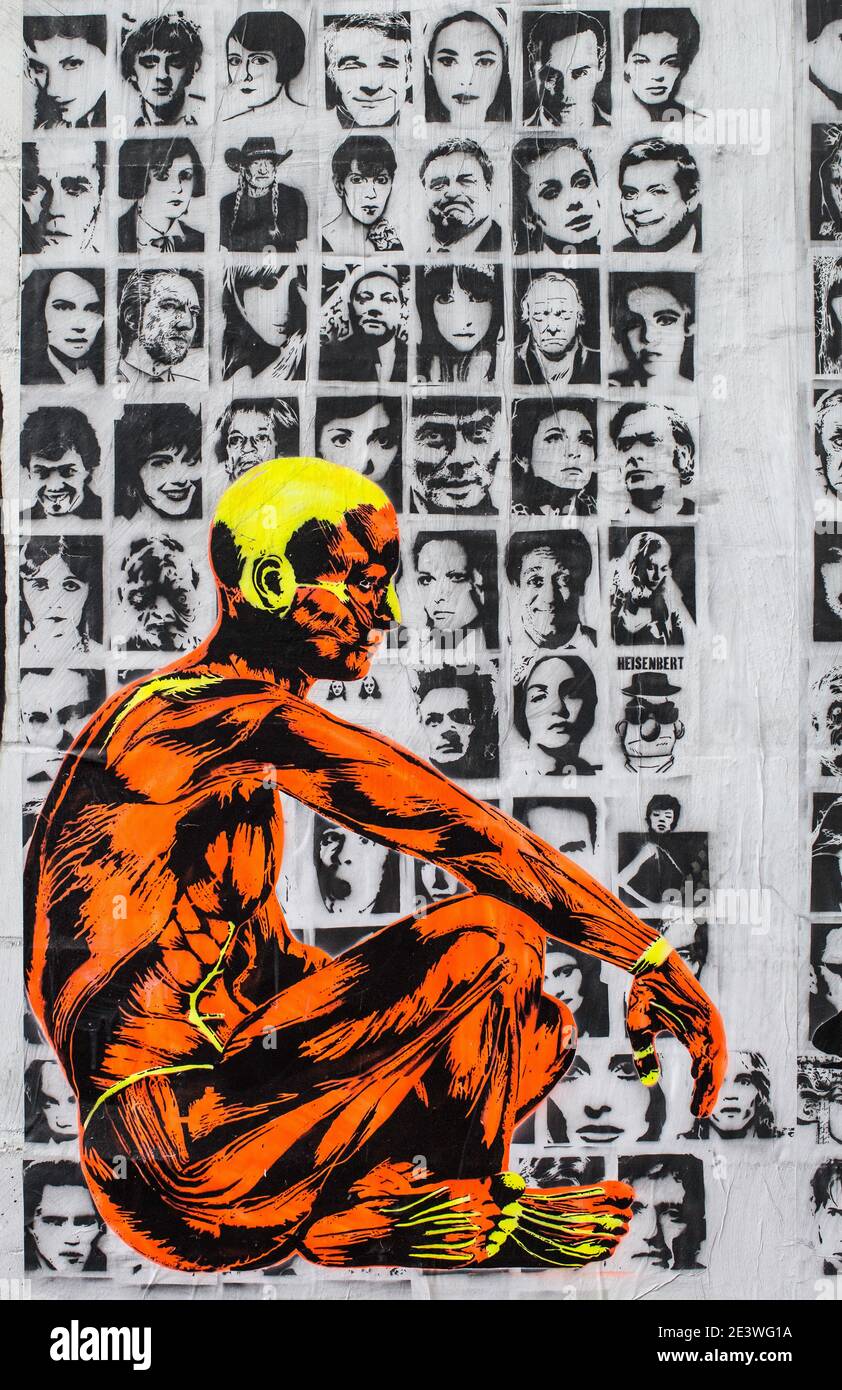 Person auf dem Boden sitzend Wandbild mehrfarbige abstrakte mehrfarbige abstrakte Malerei Stockfoto