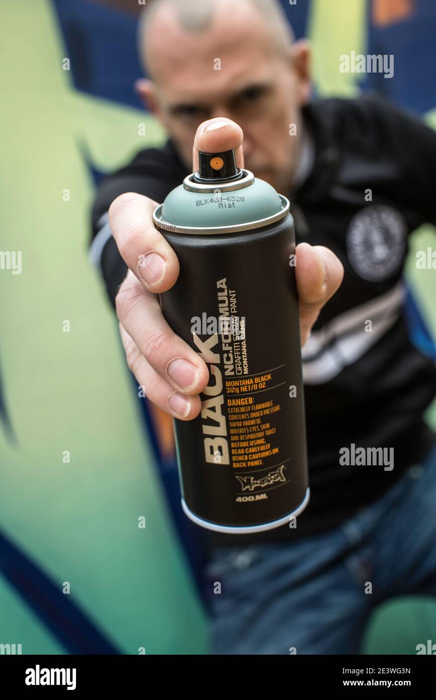 Graffiti Künstler hält Farbe Spray kann Stockfoto