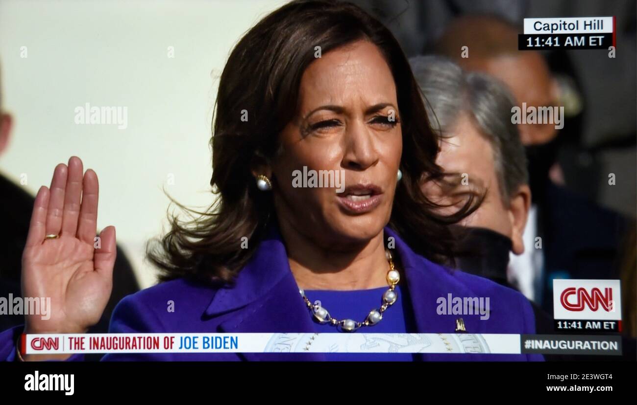 Ein CNN-Fernsehbild, in dem Kamala Harris am 20. Januar 2021 als US-Vizepräsident vereidigt wurde. Stockfoto