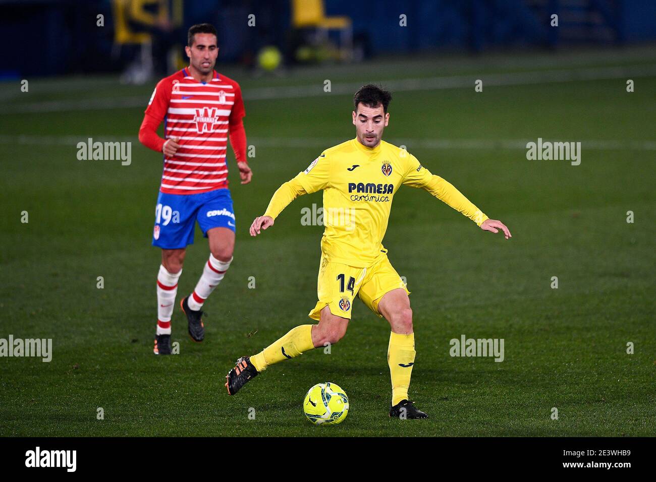 VILLARREAL, NIEDERLANDE - JANUAR 20: Angel Montoro aus Granada, Trigueros aus Villarreal CF beim La Liga Santander Spiel zwischen Villarreal CF und Stockfoto