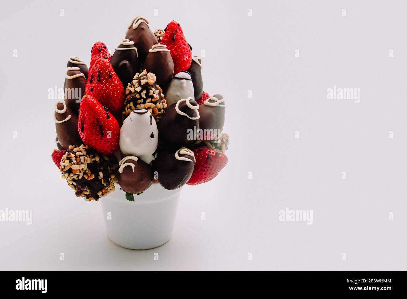 Ein Bündel von essbaren Blumen, Arrangement von Schokolade getauchte Erdbeeren für Geburtstage, valentinstag, Jubiläum, besondere Veranstaltungen und besondere Tage i Stockfoto