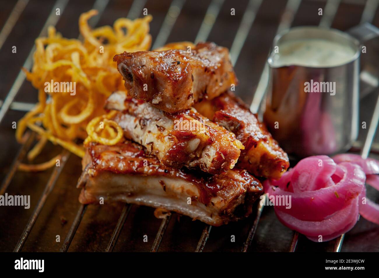 Frisch gegrillte Rippchen und Zwiebelsauce Stockfoto